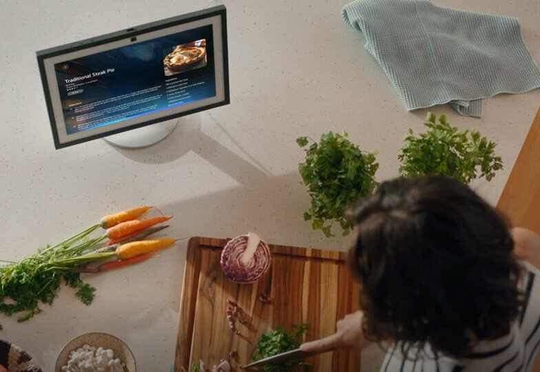 キッチンでEcho Show 15のレシピを見る様子